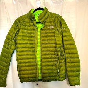This North Face womens puffer jacket is versatile & can be used in many settings